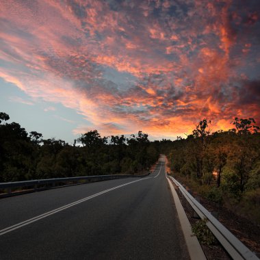 Kırsalda asfalt yol