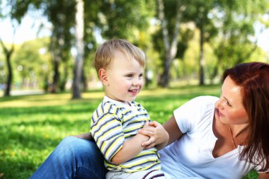 genç anne ile oğlu yaz Park