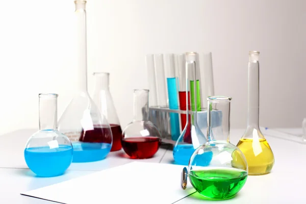 Chemie laboratorium apparatuur en glazen buizen — Stockfoto