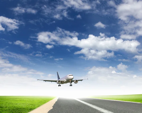 Samolot w błękitne niebo pochmurne — Zdjęcie stockowe