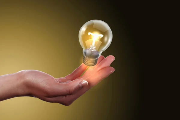 Lidská ruka hospodářství elektrické žárovky — Stock fotografie