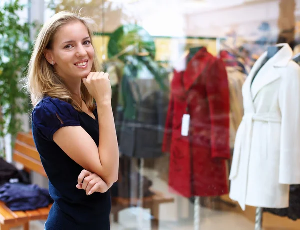 Junge Frau beim Einkaufen — Stockfoto