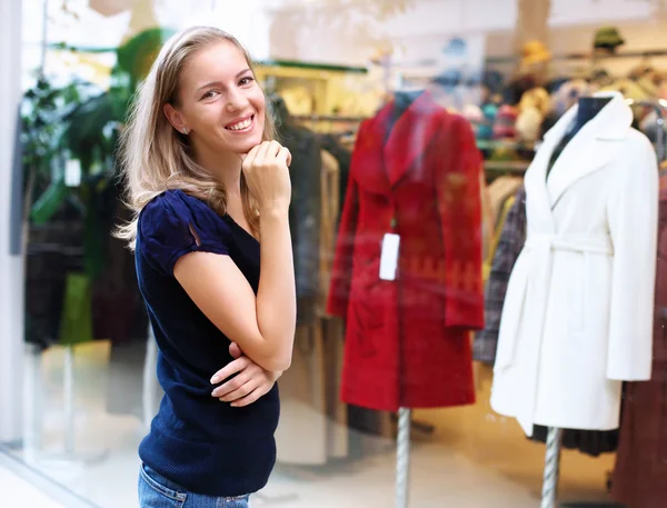 Młoda kobieta robi zakupy — Zdjęcie stockowe
