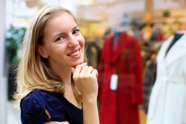 Giovane donna che fa shopping — Foto Stock