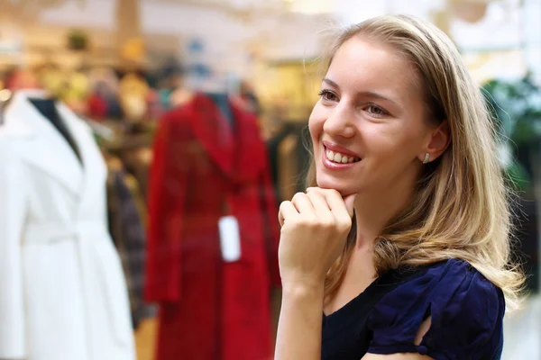 Молода жінка робить покупки — стокове фото