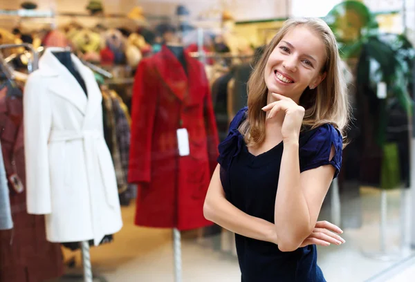 Mujer joven haciendo compras — Foto de Stock