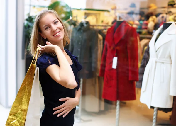 Mujer joven haciendo compras — Foto de Stock