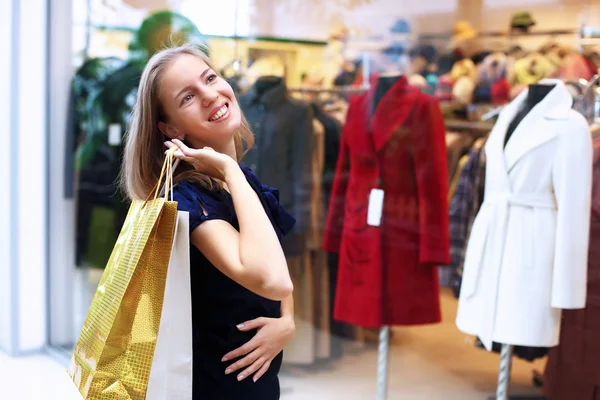 Jovem mulher fazendo compras — Fotografia de Stock