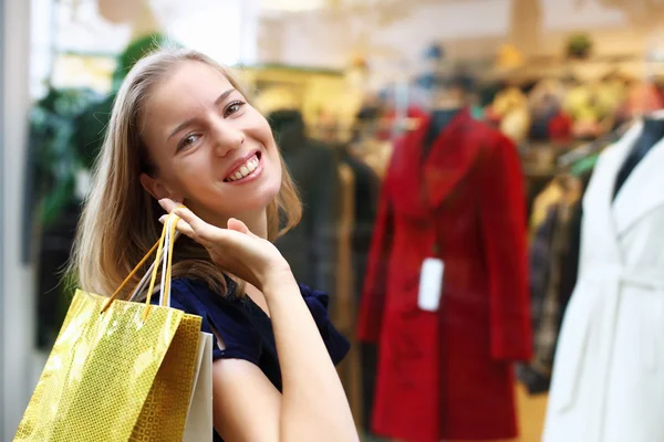 Jeune femme faisant du shopping — Photo