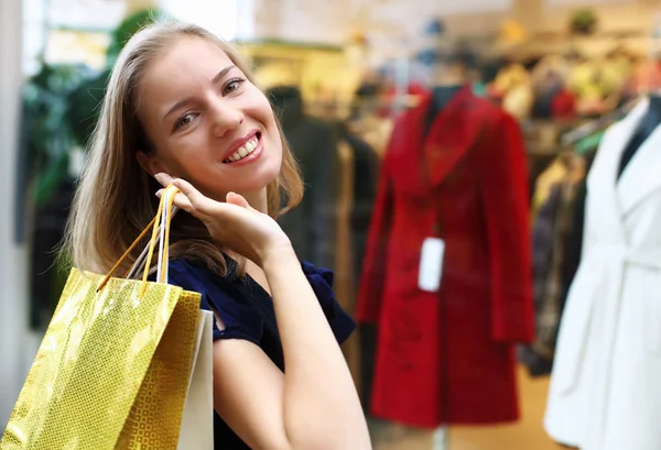 Mladá žena, která dělá nakupování — Stock fotografie