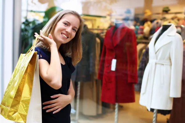 Молодая женщина делает покупки — стоковое фото