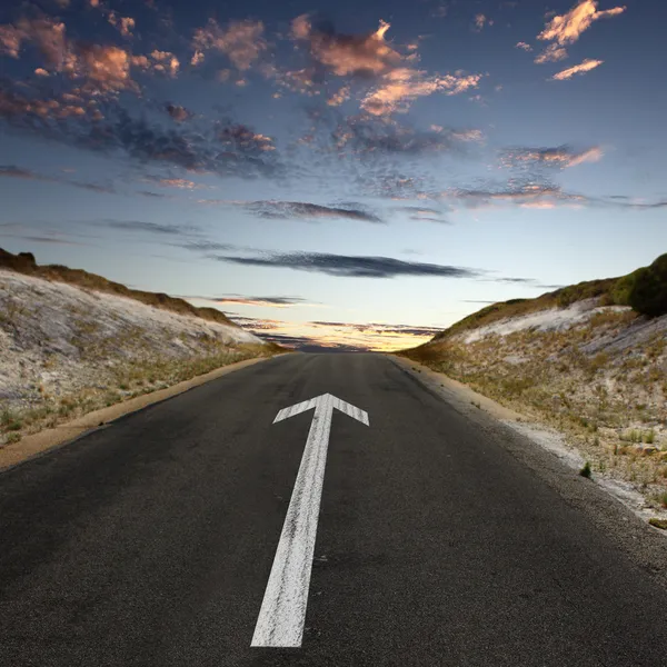 Beyaz ok olan boş kırsal yol — Stok fotoğraf