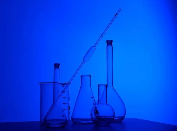 枪和白色口罩化学実験室機器とガラス チューブ — ストック写真