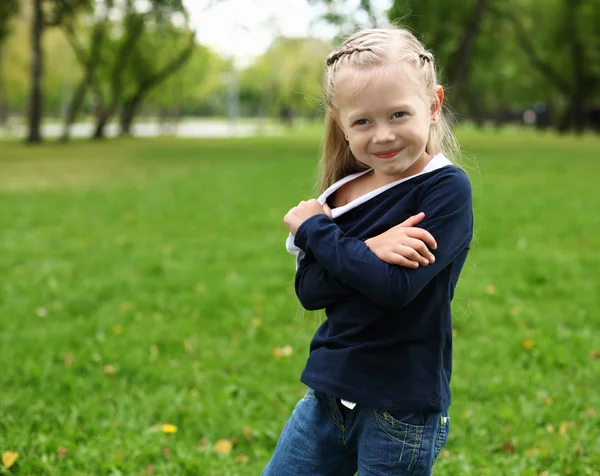 Malá holka v parku — Stock fotografie