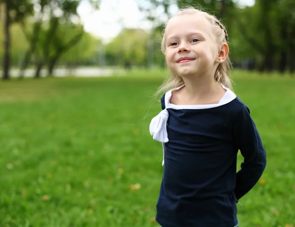 Bambina nel parco — Foto Stock