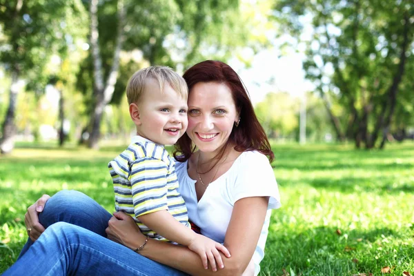 Ung mamma med sin son i sommaren park — Stockfoto