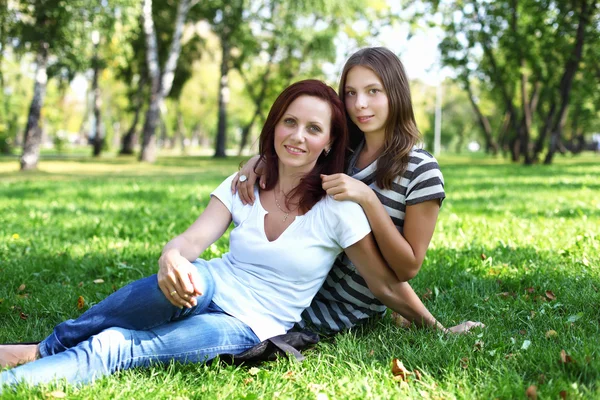 Madre con su hija en el parque de verano — Foto de Stock