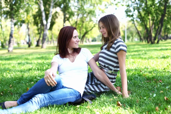 Mutter mit Tochter im Sommerpark — Stockfoto