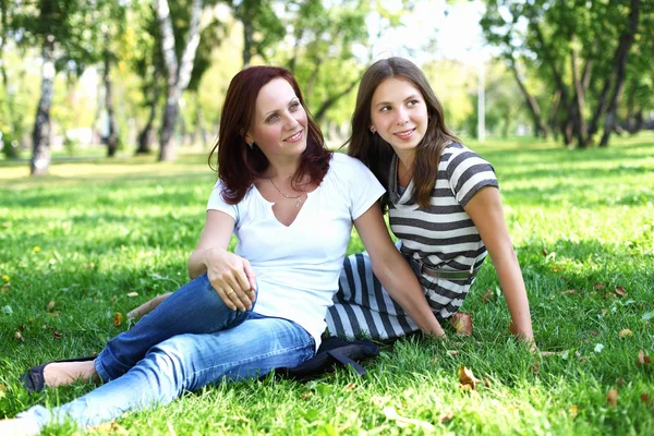 Mamma med sin dotter i sommar park — Stockfoto