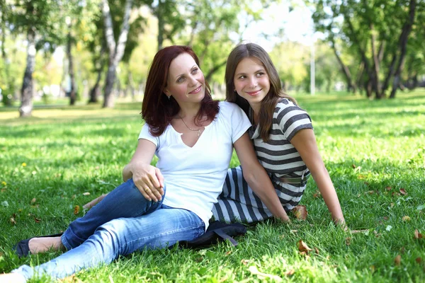 Мать с дочерью в летнем парке — стоковое фото