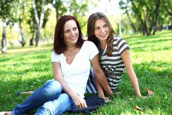 여름 공원에서 딸과 함께 어머니 — 스톡 사진