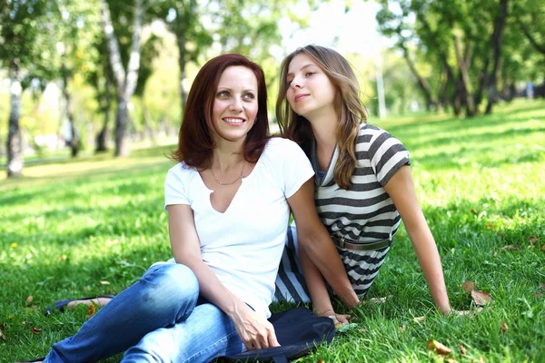 Madre con su hija en el parque de verano —  Fotos de Stock