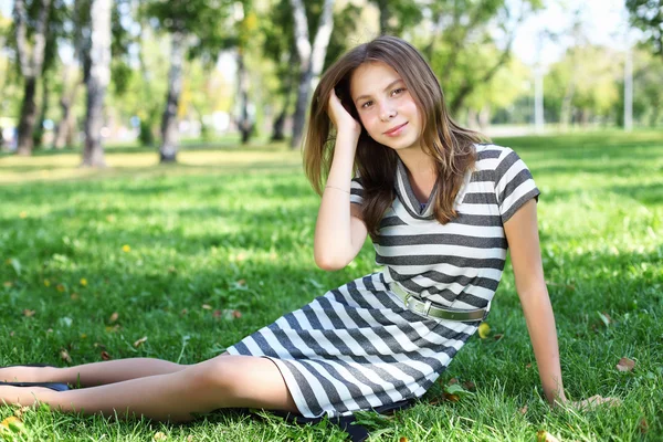 Junge Frau im Sommerpark — Stockfoto