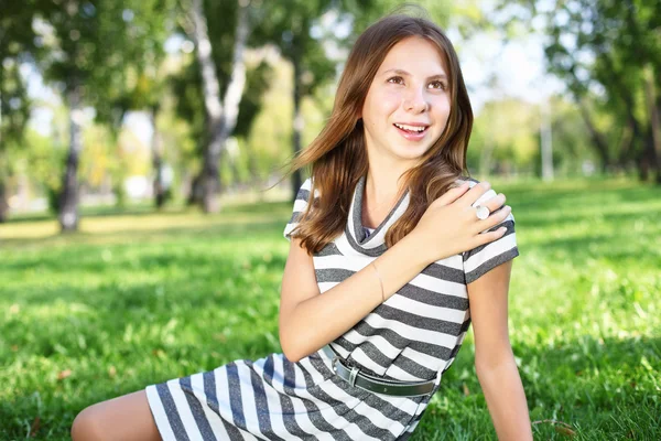 Young woman in summer park — Stock Photo, Image