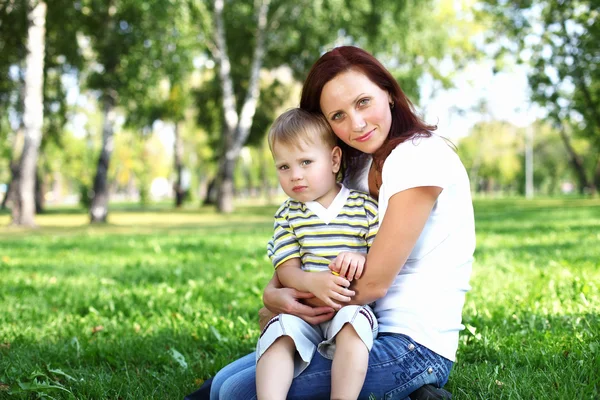 夏の公園で彼女の息子を持つ若い母親 — ストック写真