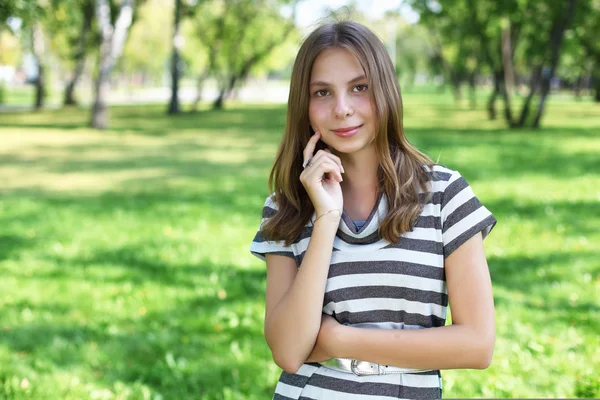 Молода жінка в літньому парку — стокове фото