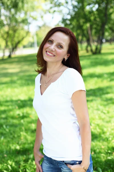 Jeune femme dans le parc d'été — Photo