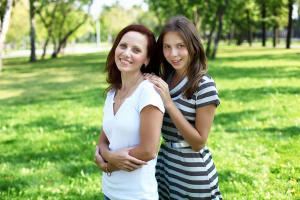 Μητέρα με την κόρη της σε πάρκο καλοκαίρι — Φωτογραφία Αρχείου