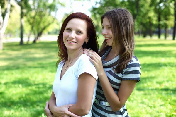 Mãe com sua filha no parque de verão — Fotografia de Stock