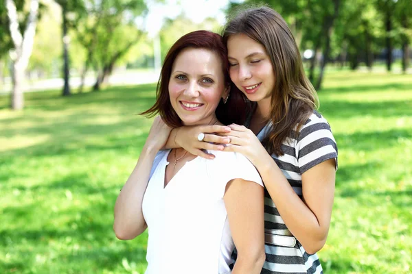 Мать с дочерью в летнем парке — стоковое фото