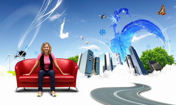 Junge Frau sitzt auf Sofa Natur Hintergrund — Stockfoto