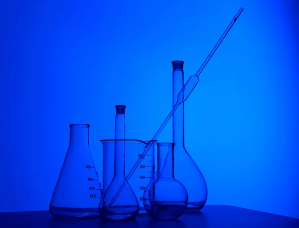 Apparecchiature di laboratorio di chimica e tubi di vetro — Foto Stock