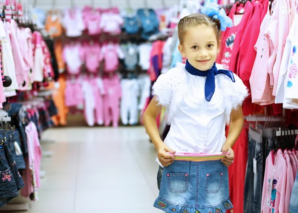 Giovane donna che fa shopping — Foto Stock