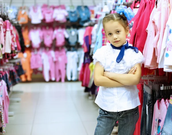 Jonge vrouw doen winkelen — Stockfoto