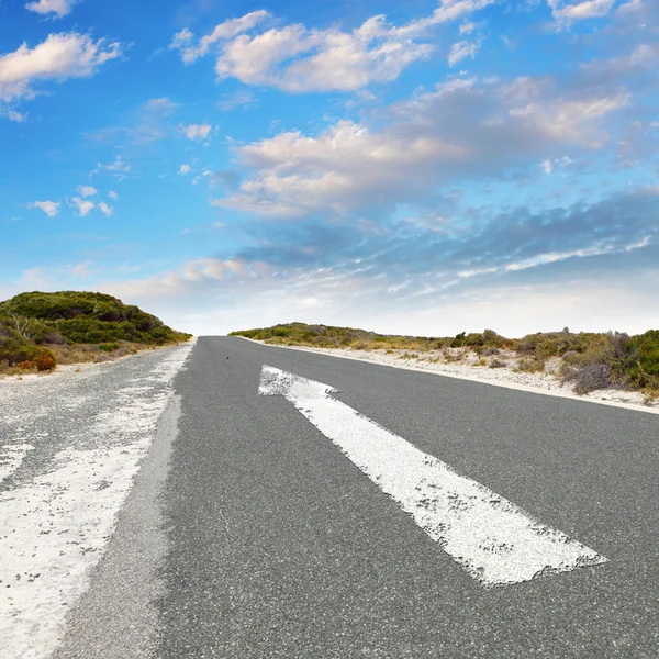 Beyaz ok olan boş kırsal yol — Stok fotoğraf