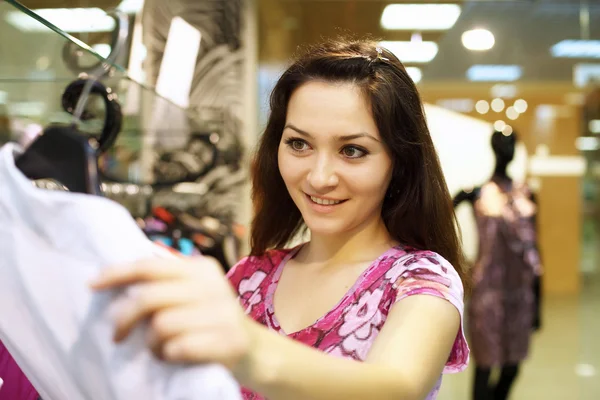 Alışveriş yaparken genç bir kadın — Stok fotoğraf