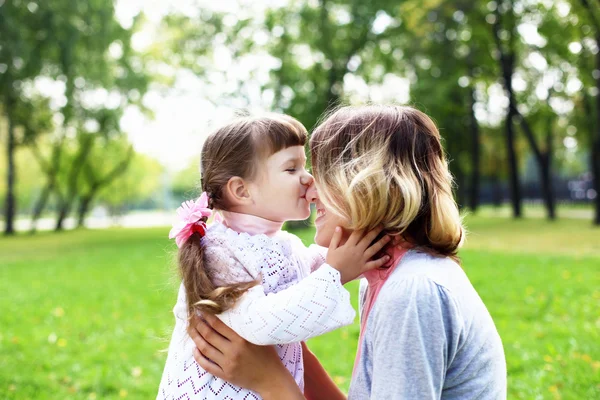 Mother and daughter in park — Stock Photo, Image