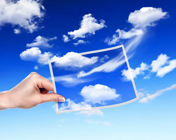 Himlen med vita cloudes och ramar — Stockfoto