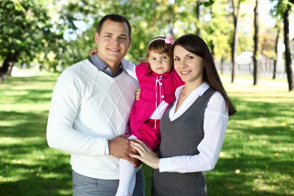 Famiglia giovane con un bambino nel parco estivo — Foto Stock