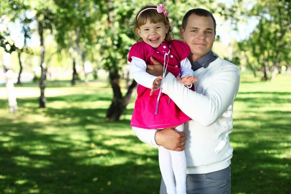 Pappa med dotter i sommar park — Stockfoto