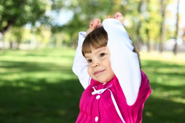 Bambina nel parco estivo — Foto Stock