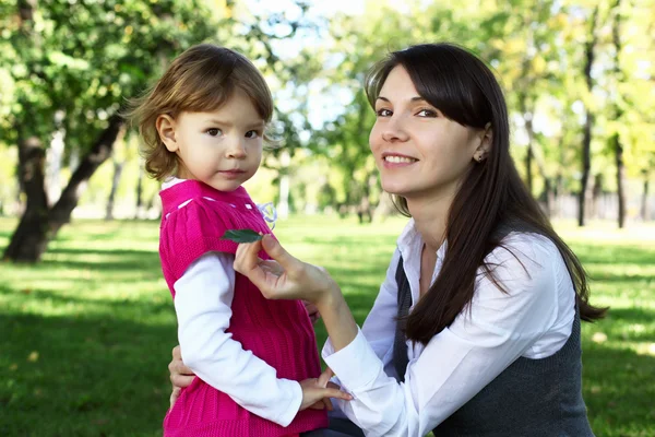 夏の公園で彼女の娘を持つ母 — ストック写真