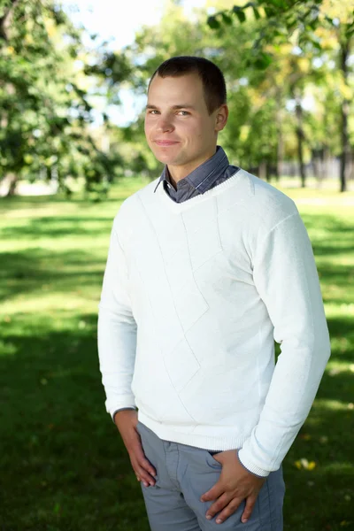 Jonge man in zomer park — Stockfoto