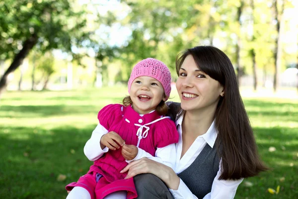 Матір з дочкою в літній парк — стокове фото