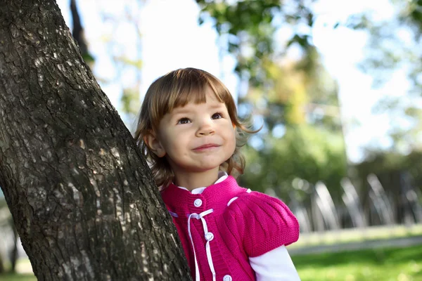 Little girl in summer park — Stock Photo, Image