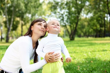 genç anne ile oğlu yaz Park